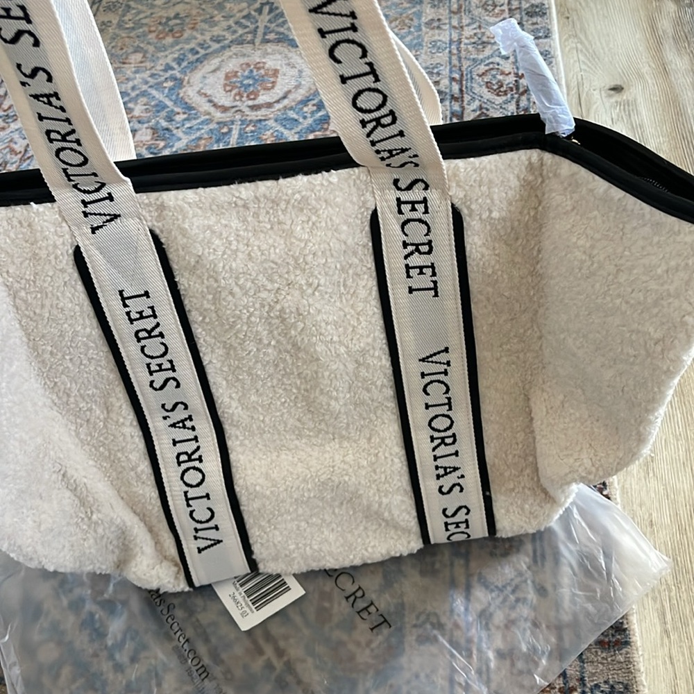 NWT Victoria’s Secret Large Sherpa Tote with zipper